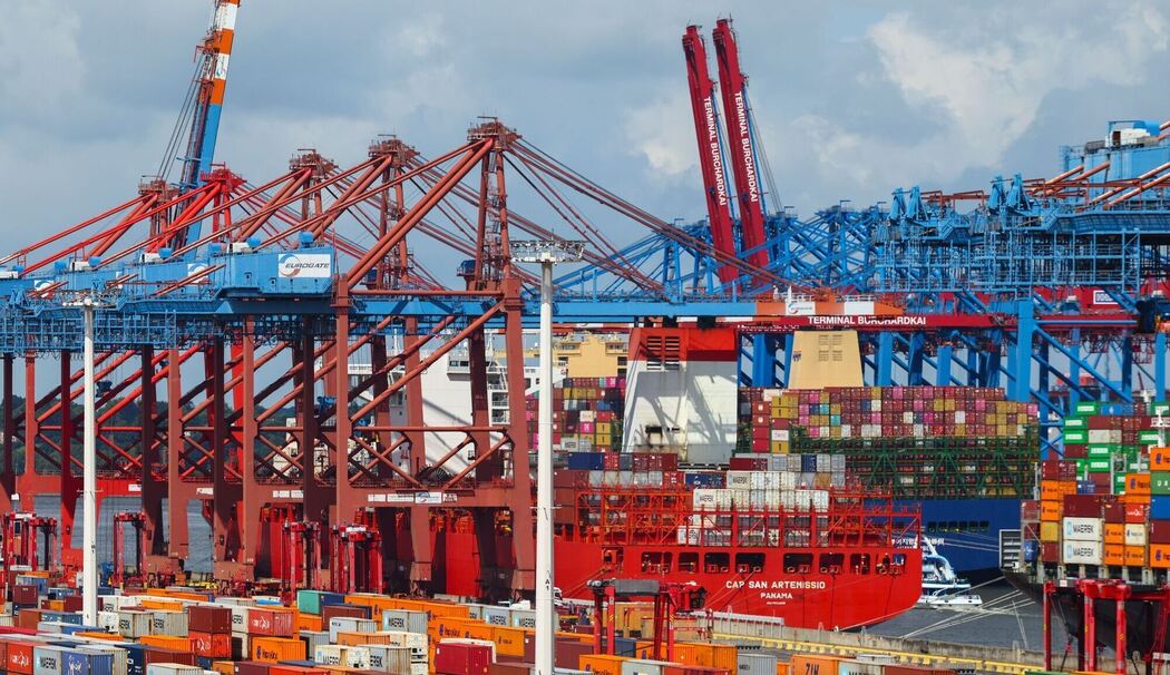 Containerumschlag im Hafen Hamburg