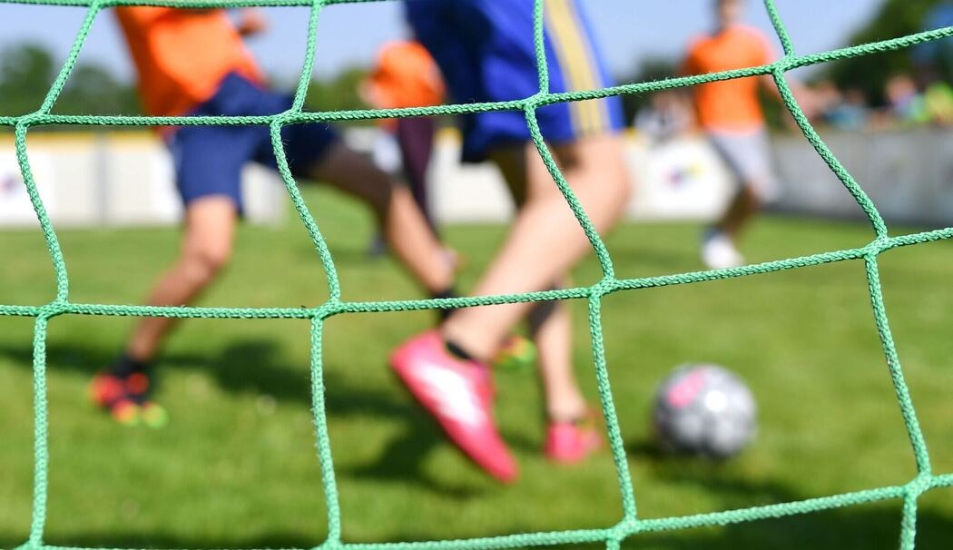 Kinder spielen Fußball (Illustration)