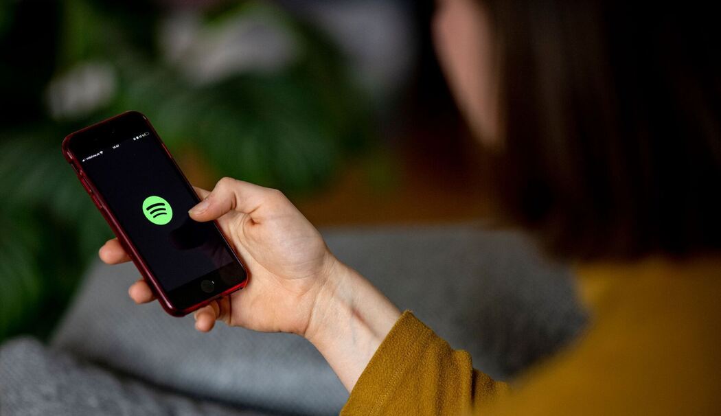 Das Logo der App Spotify auf einem Smartphone