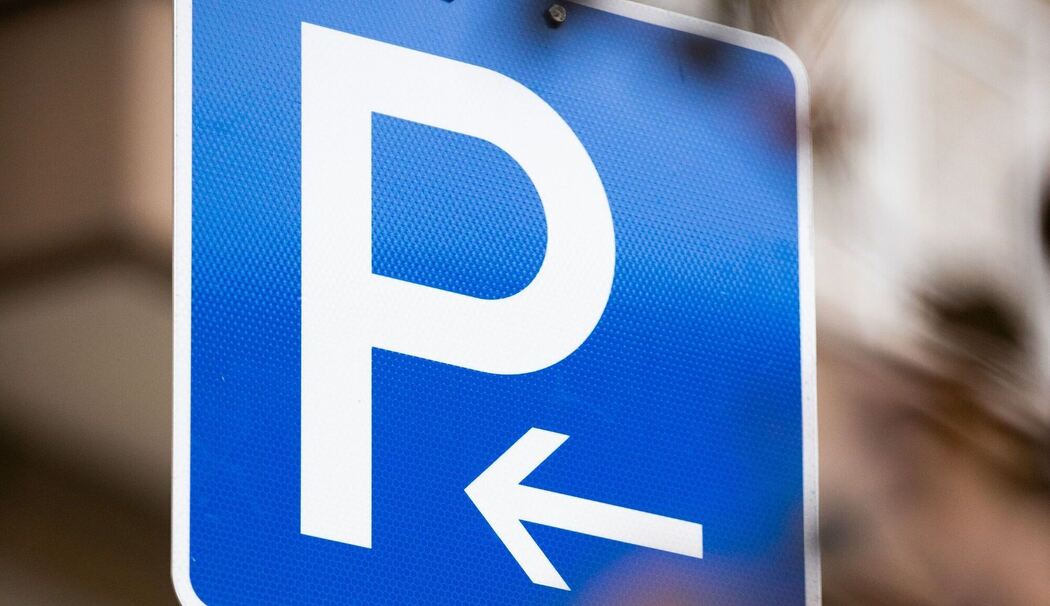 Parkschild mit Richtungspfeil