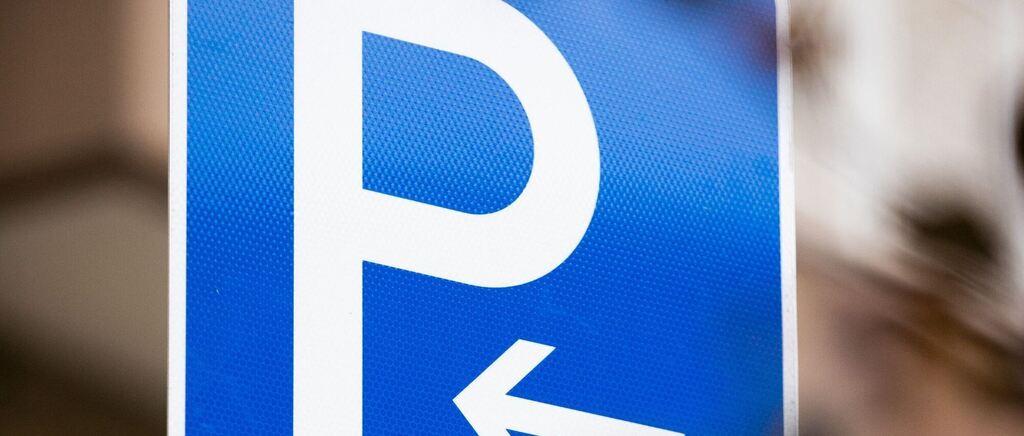 Parkschild mit Richtungspfeil