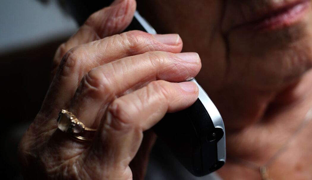 Seniorin am Telefon