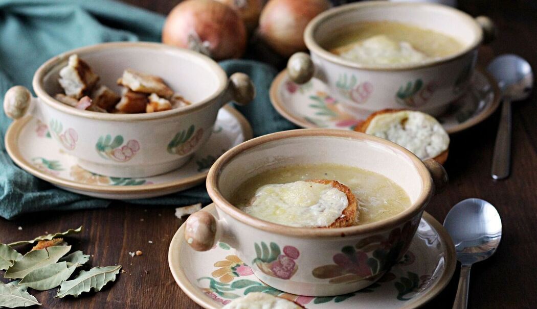 Überbackene Zwiebelsuppe mit Käsetoast