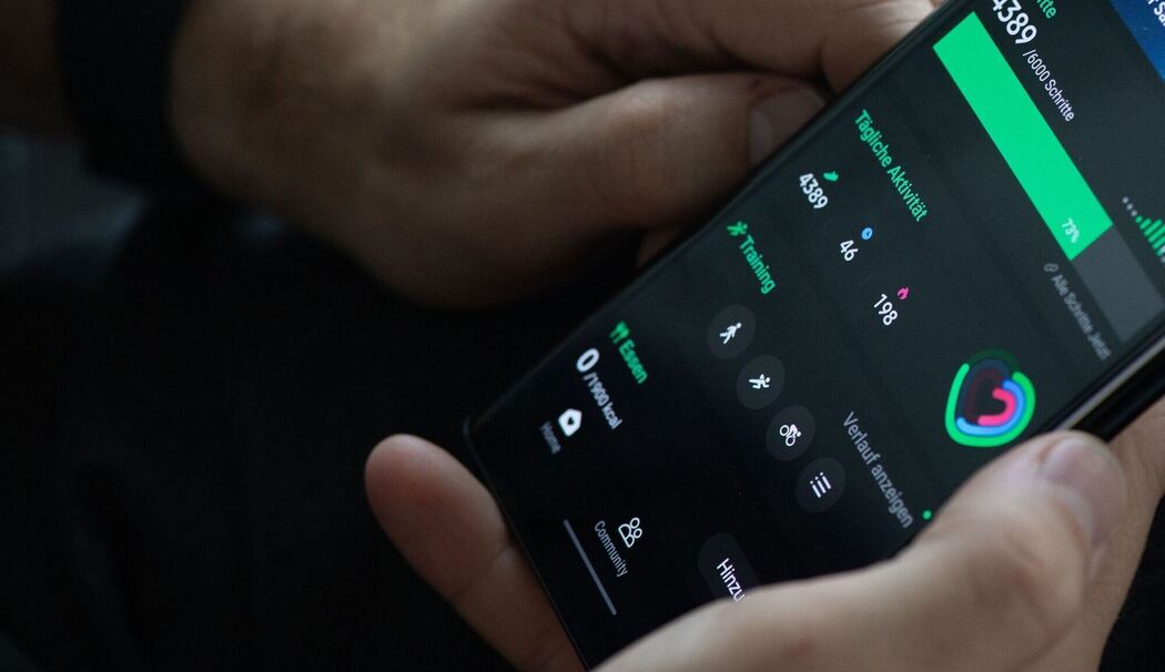 Mann schaut in einer App auf die Gesundheitsdaten