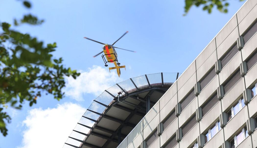 Rettungshubschrauber startet vom Klinikdach
