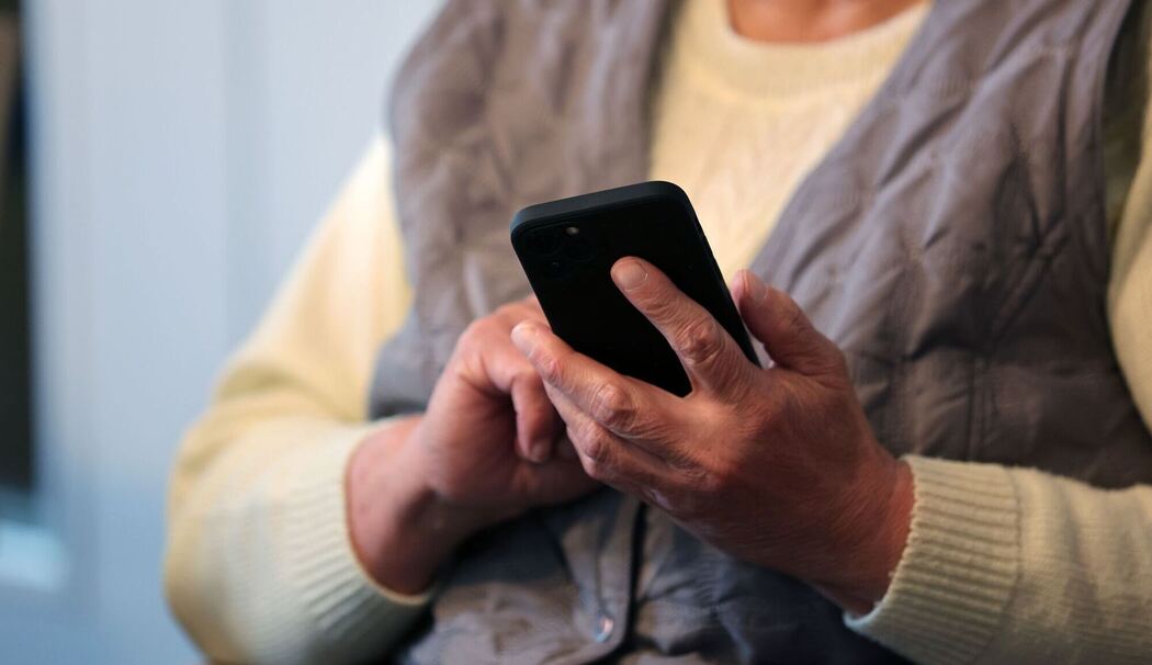 Seniorin mit Handy
