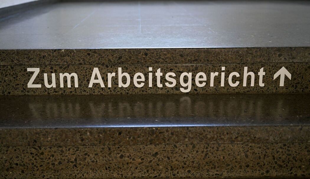 Schriftzug «Zum Arbeitsgericht» auf einer Treppenstufe