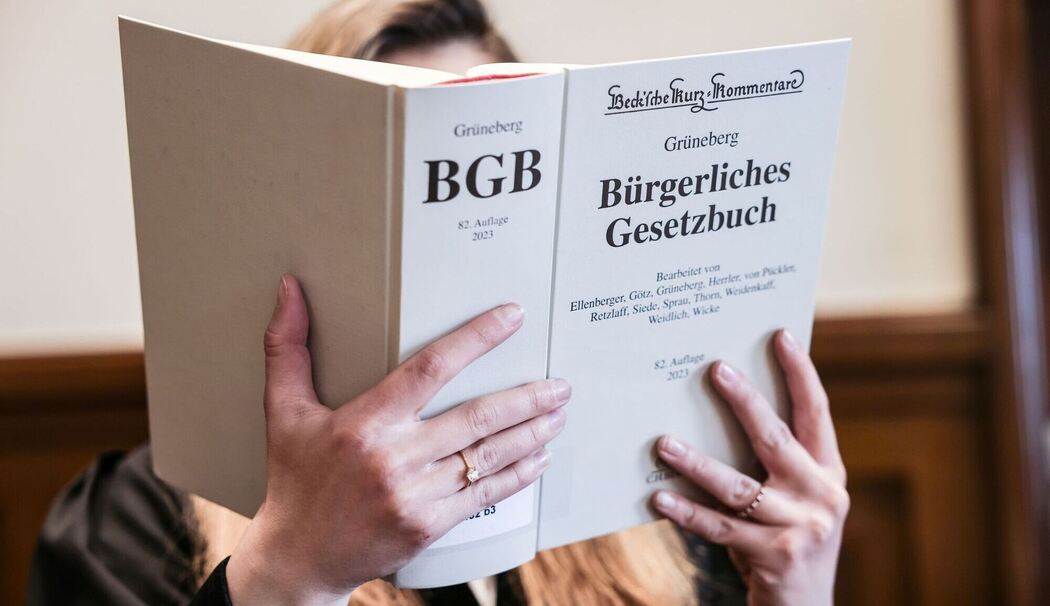Richterin liest im Gerichtssaal im Bürgerlichen Gesetzbuch