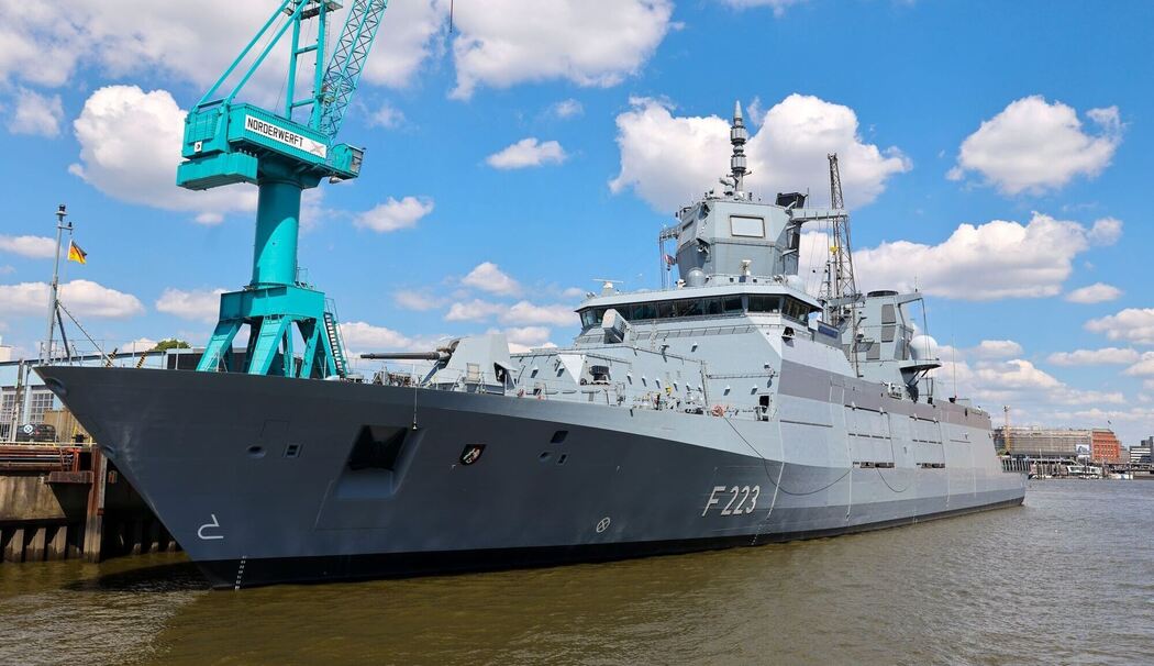 Fregatte an Kaimauer der Norderwerft im Hamburger Hafen