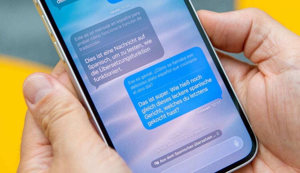 Ein Mann nutzt die Übersetzungsfunktion von iOS 26