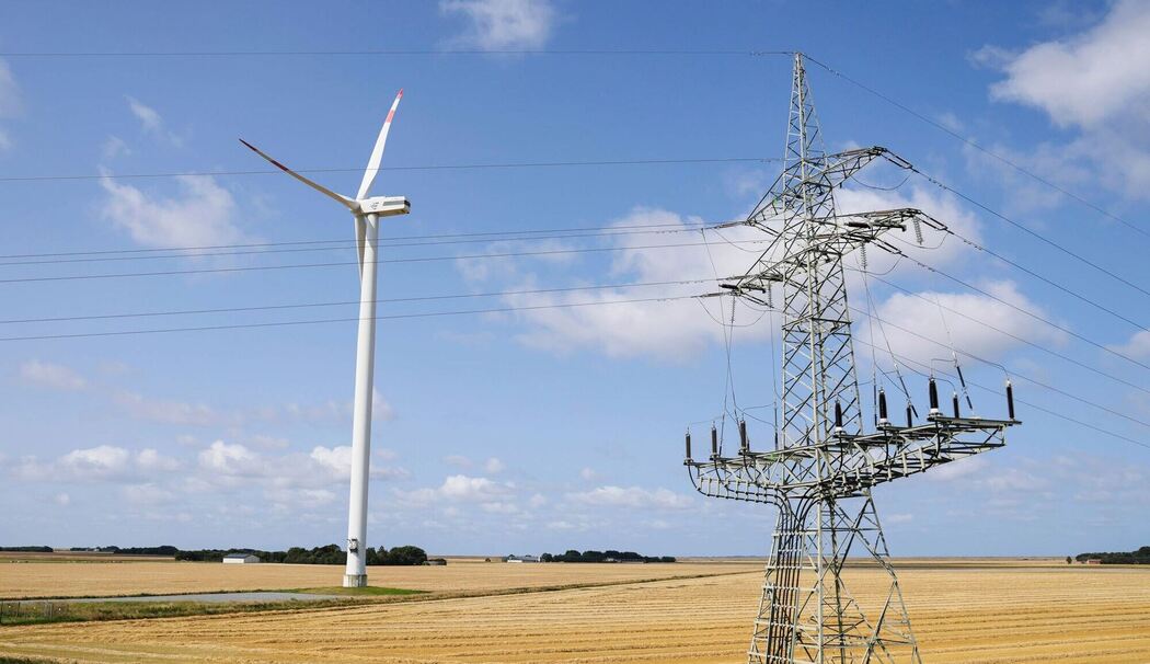 Windrad und Strommast