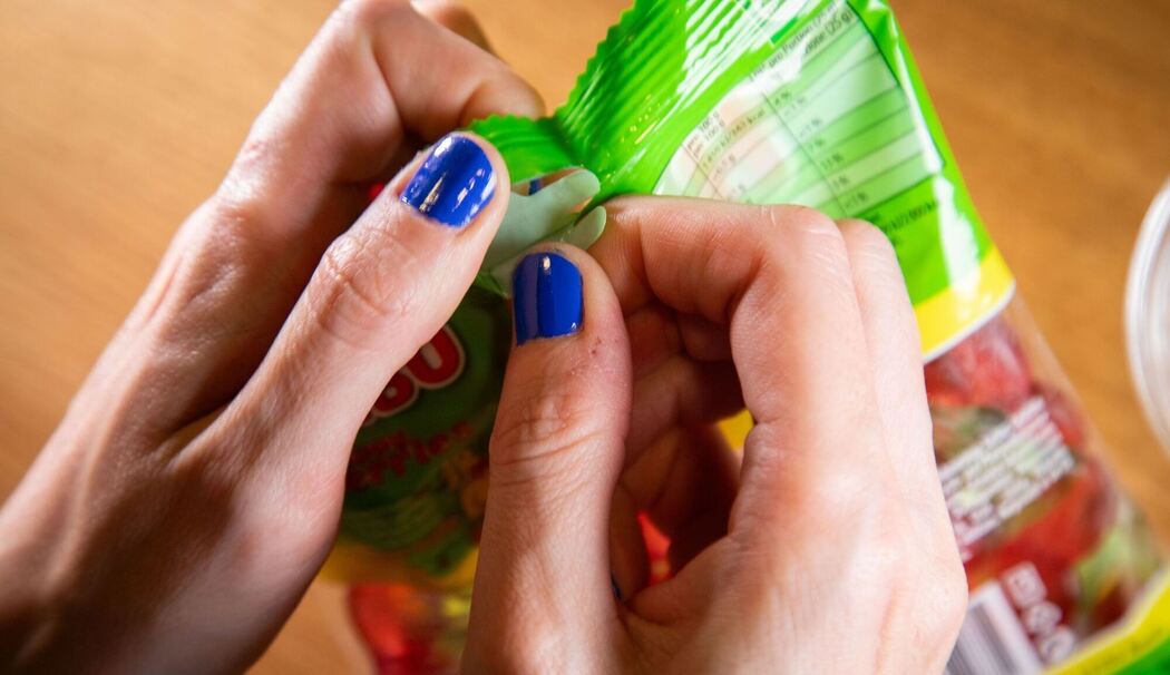 Lasche einer Fruchtgummitüte teilen