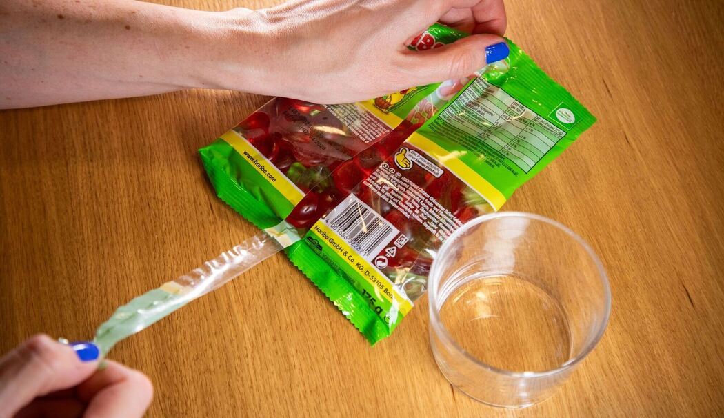 Fruchtgummitüte öffnen