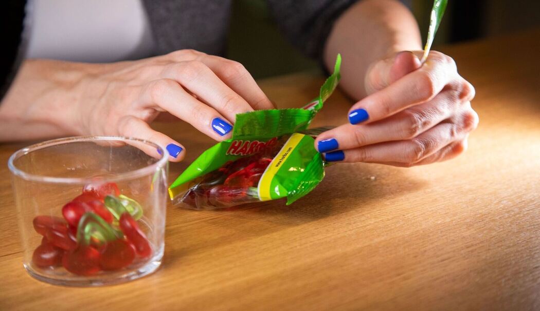 Fruchtgummitüte zum Schließen falten