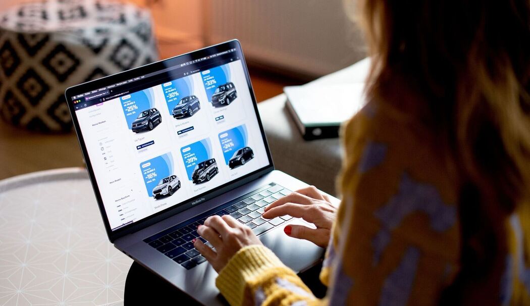 Eine Frau sucht online nach Autos