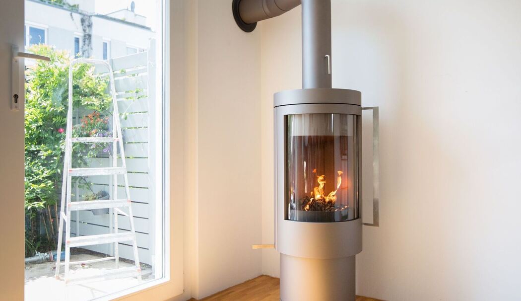Ein Feuer brennt in einem Ofen