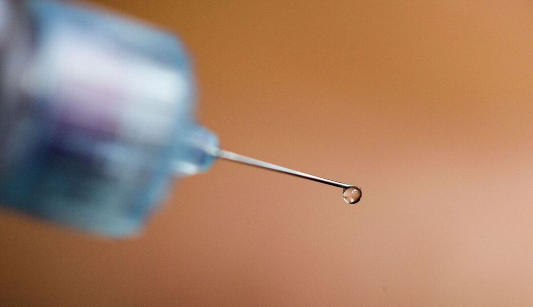 Ein Tropfen Insulin an einer Nadelspitze