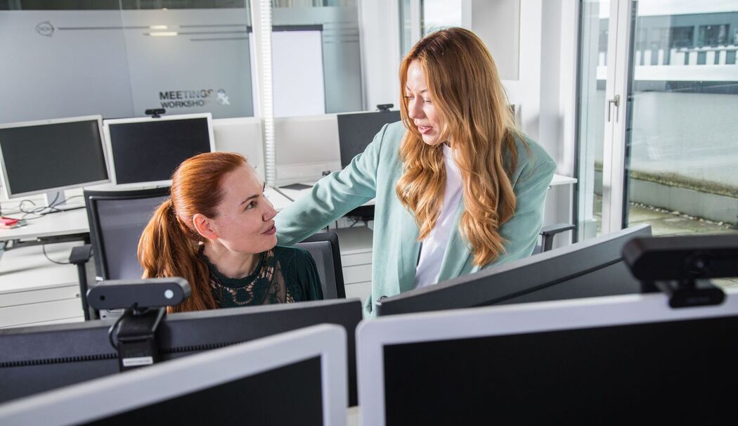 Zwei Frauen arbeiten gemeinsam im Büro