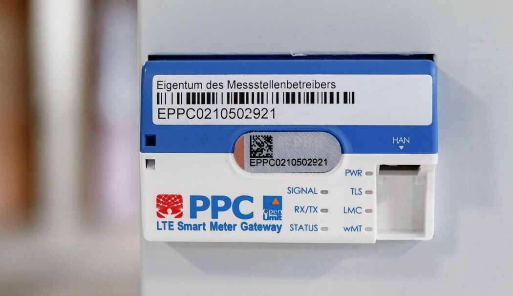 Smart-Meter-Gateway an einem digitalen Stromzähler