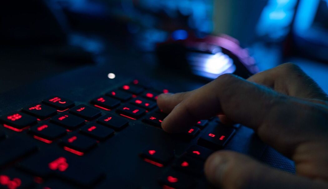 Ein Mann tippt auf einer Tastatur