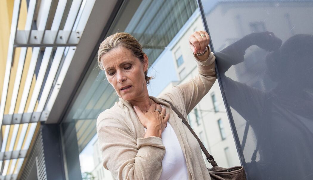 Eine Frau ringt nach Atem