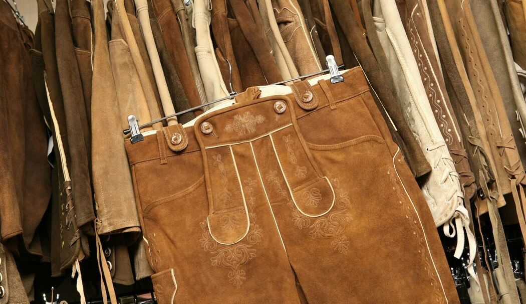 Lederhosen hängen in einem Trachtengeschäft