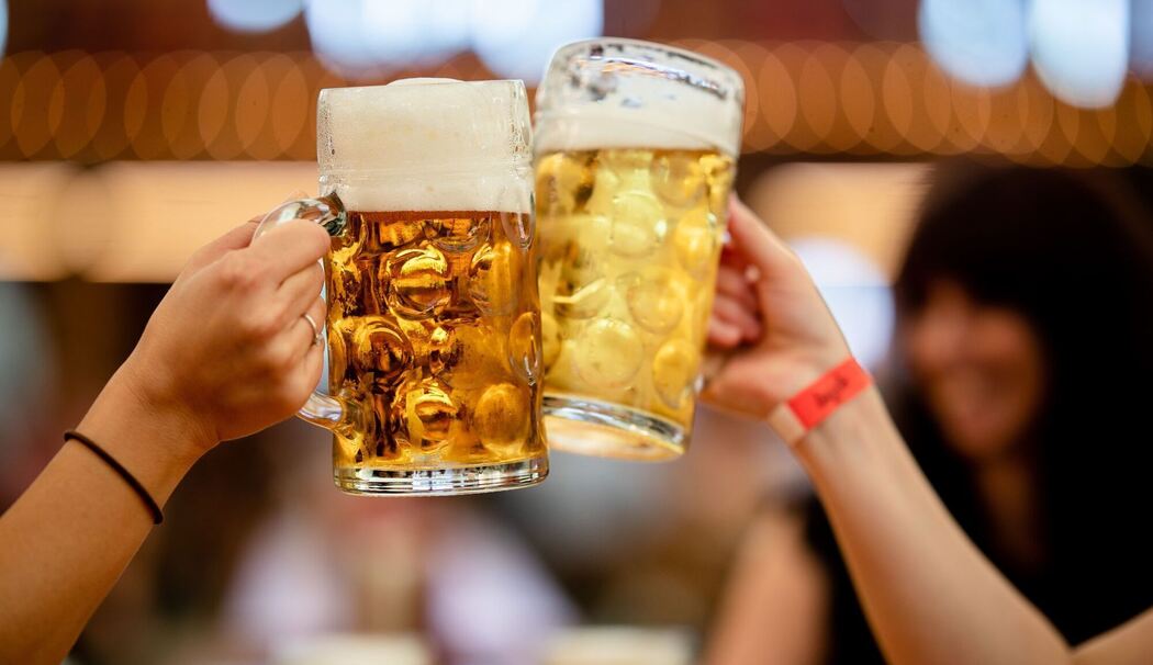Besucher des Stuttgarter Frühlingsfests stossen mit 2 Maß Bier an