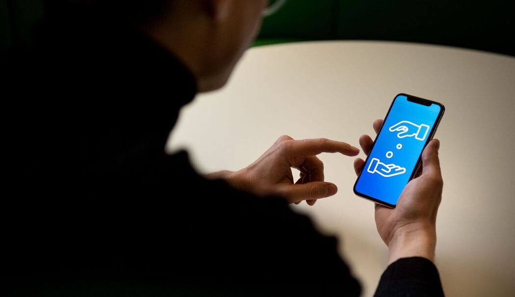 Ein Mann tätigt einen Zahlvorgang auf einem Smartphone