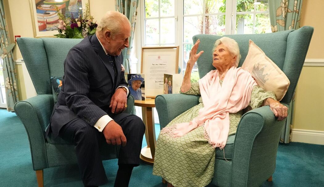 König Charles III.  trifft die die 116-jährige Ethel Caterham