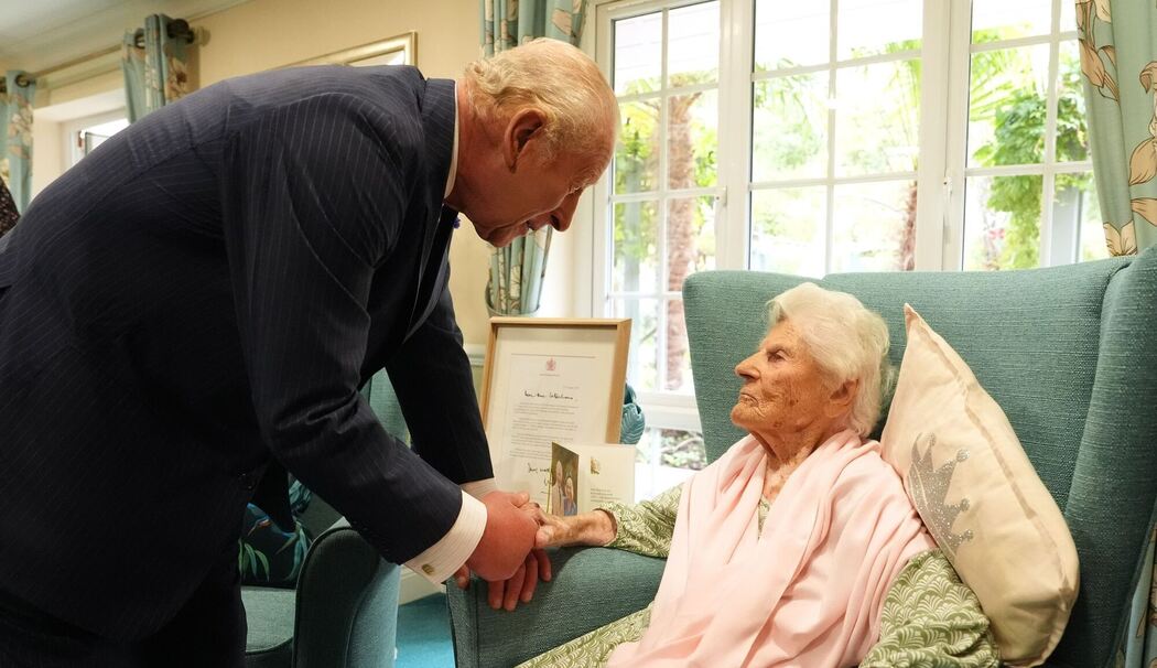 König Charles III.  trifft die die 116-jährige Ethel Caterham