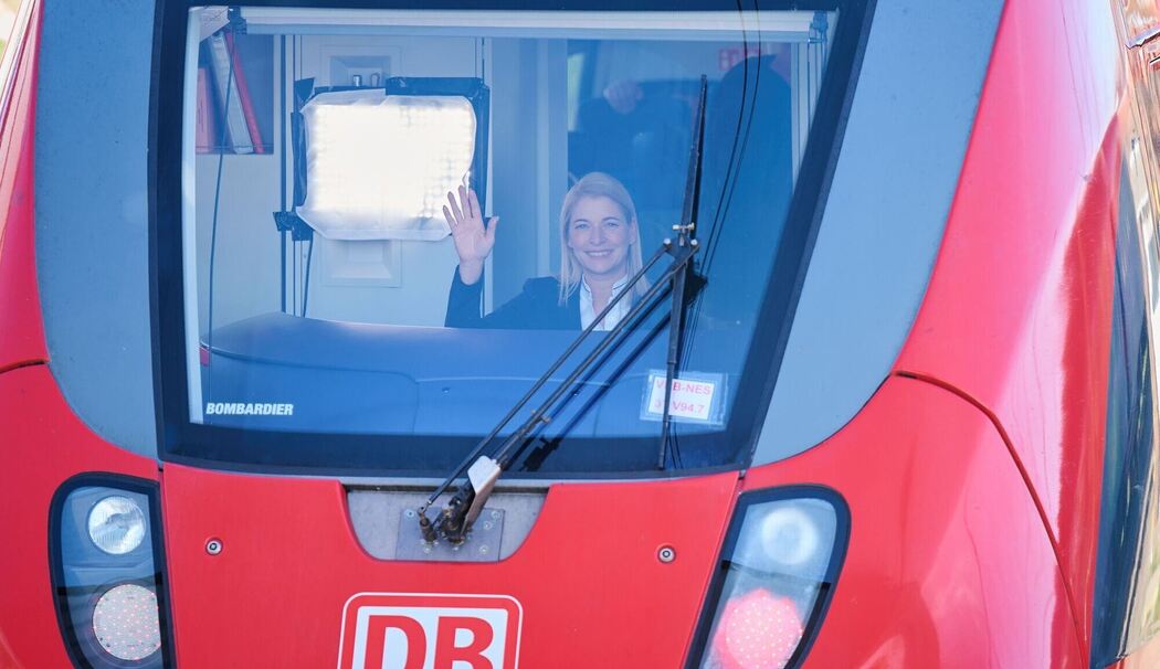 Evelyn Palla in einem Regionalzug