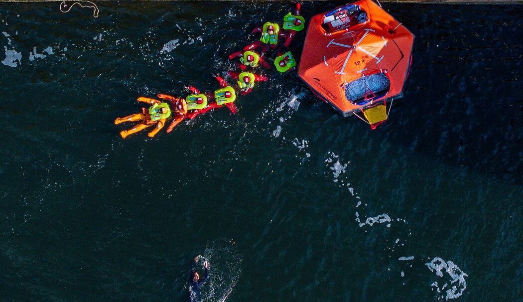 Zukünftige Astronauten beim Wasser-Rettungstraining