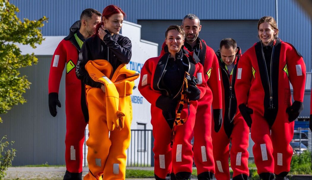 Zukünftige Astronauten beim Wasser-Rettungstraining