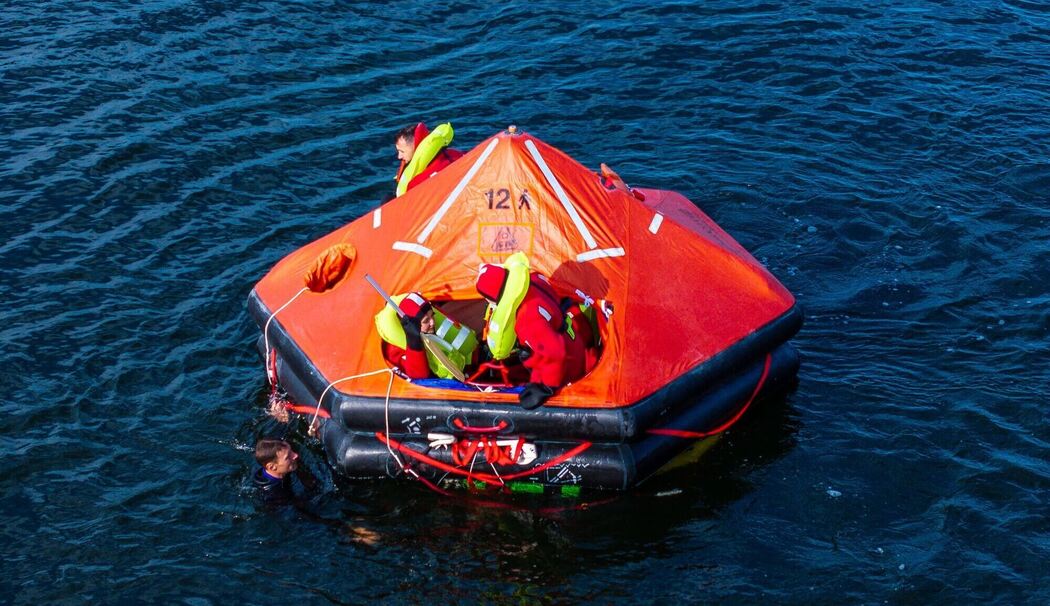 Zukünftige Astronauten beim Wasser-Rettungstraining