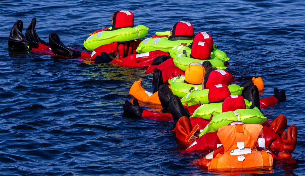 Zukünftige Astronauten beim Wasser-Rettungstraining