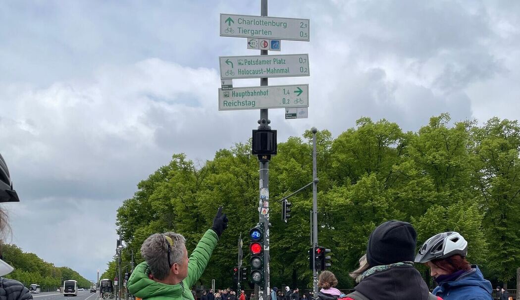 Zur Orientierung der Gruppe dient die Ausschilderung