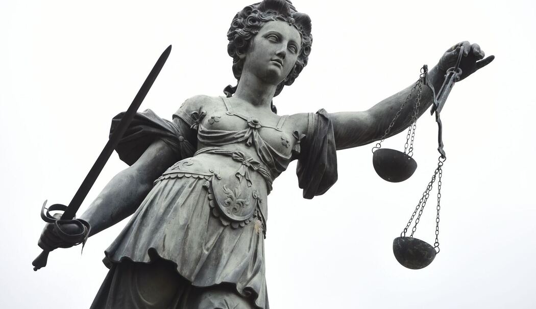 Eine Bronzestatue der Justitia in Frankfurt am Main