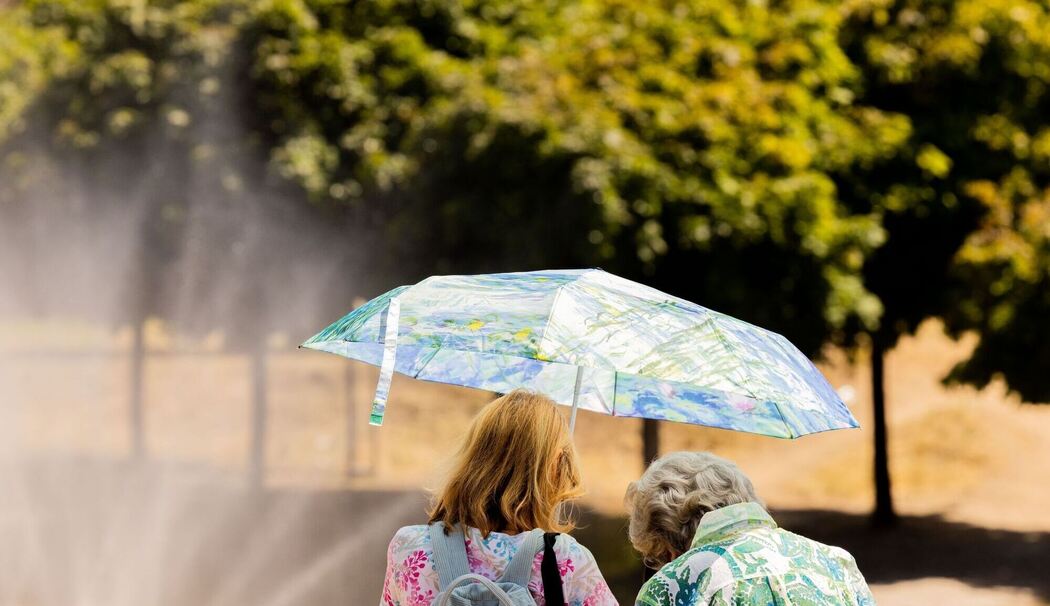 Zwei Frauen mit Sonnenschirm