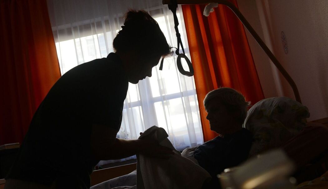 Pflegerin kümmert sich um eine Seniorin