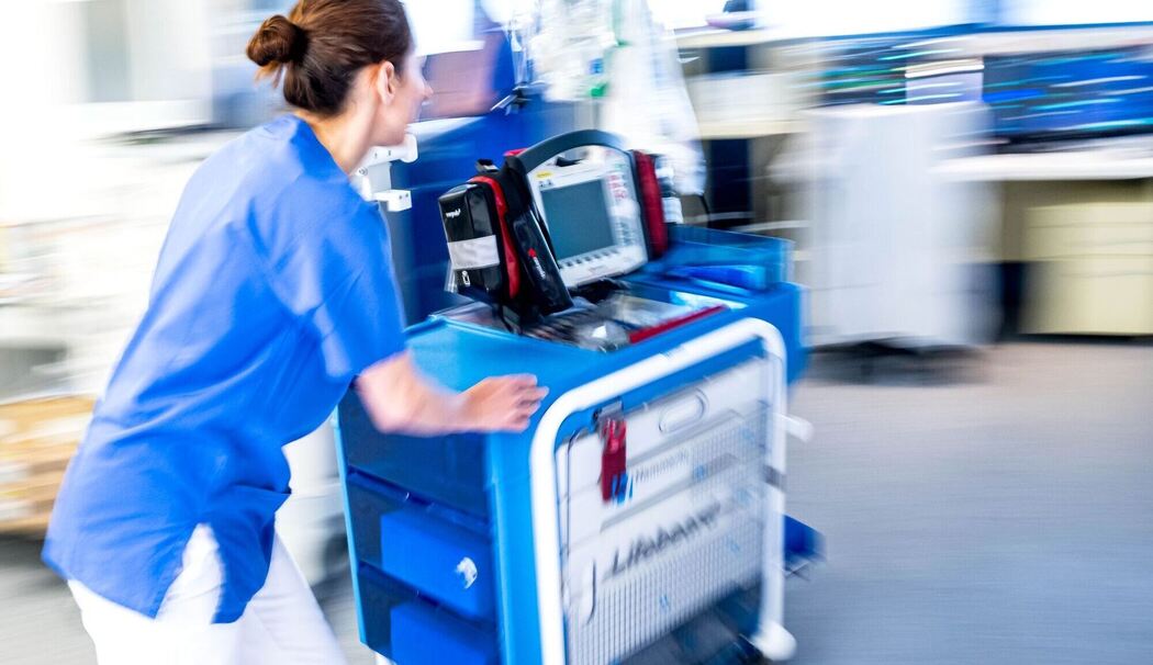 Eine Pflegerin ist auf der Intensivstation bei einem Notfall