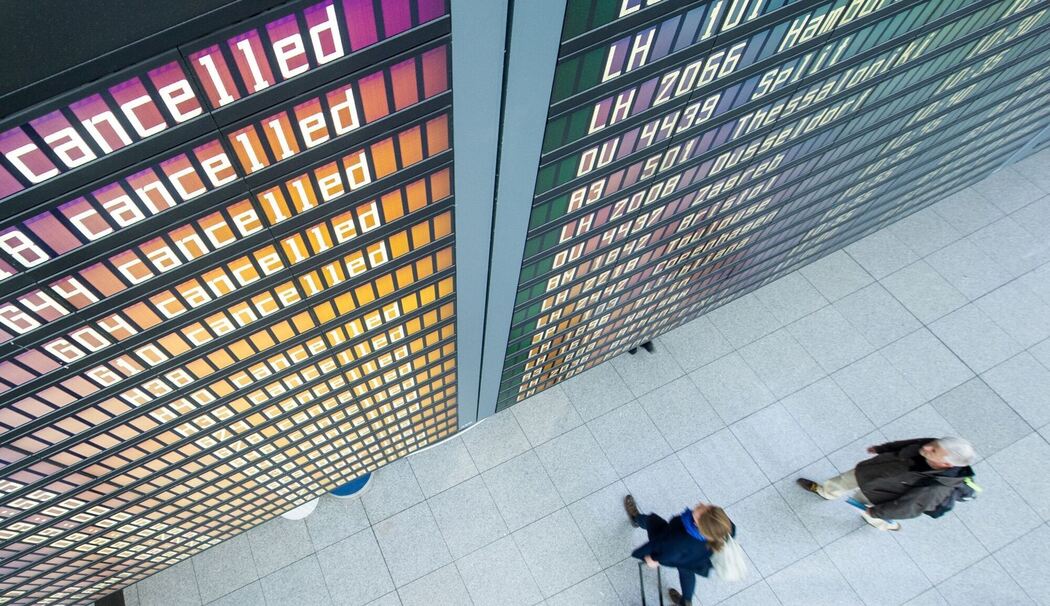 Eine Anzeige am Flughafen, die gestrichene Fluege zeigt