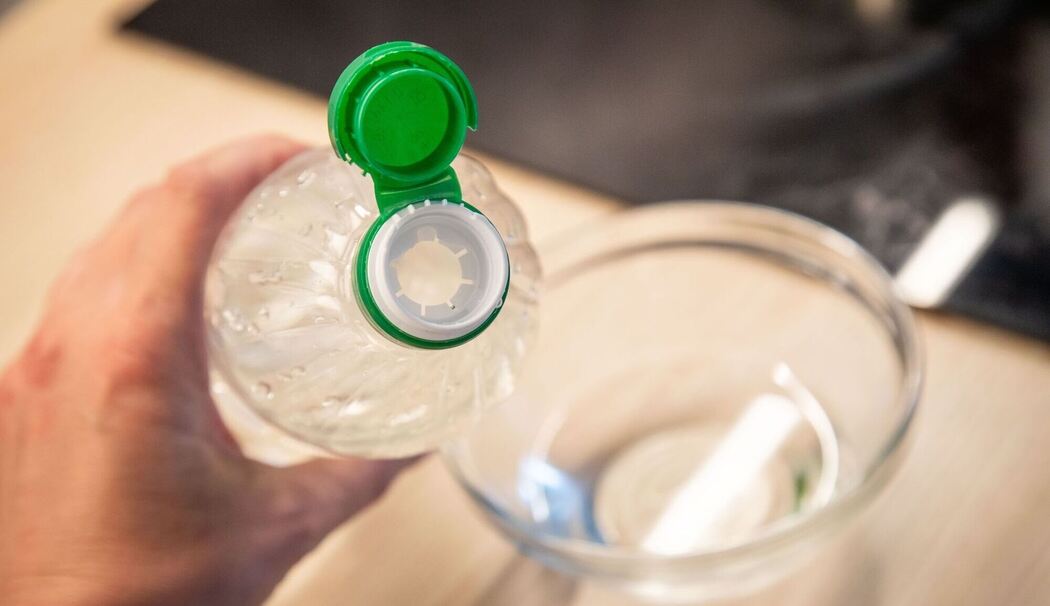 Normale Nutzung der Essigflasche