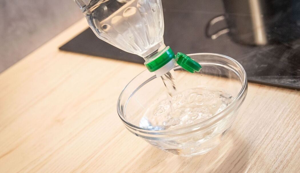 Die Essigflasche entleert sich schnell