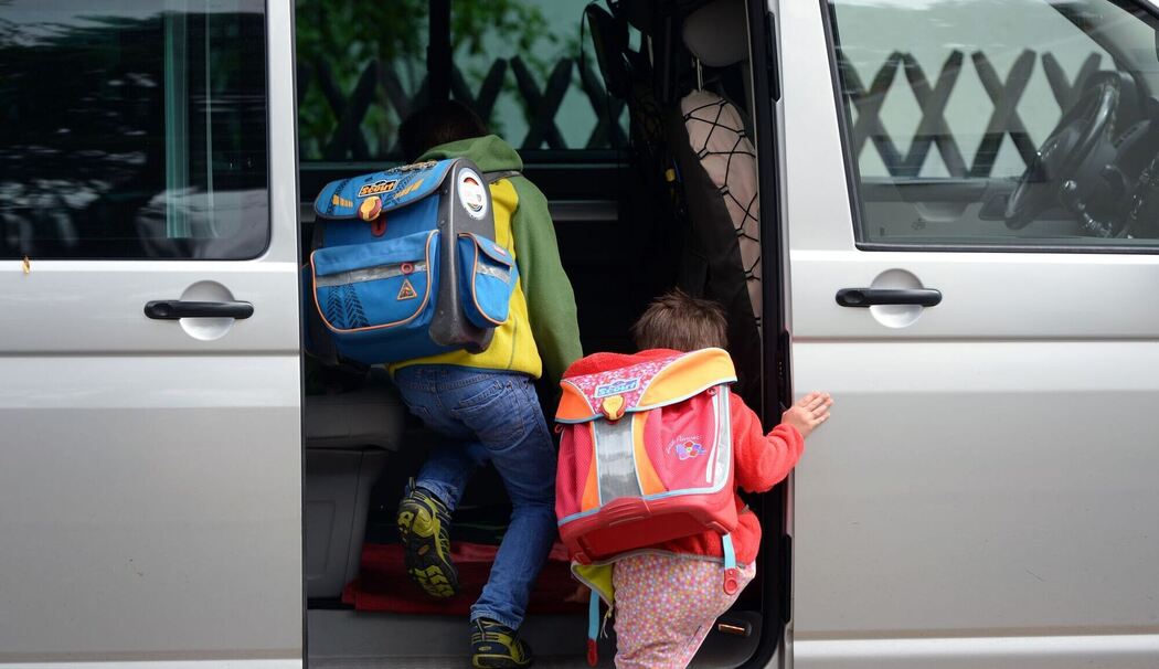 Schulkinder im Auto