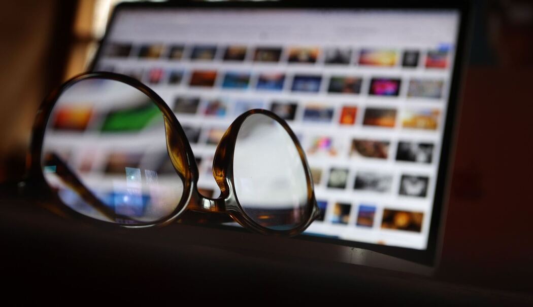 Eine Brille liegt auf einem Laptop