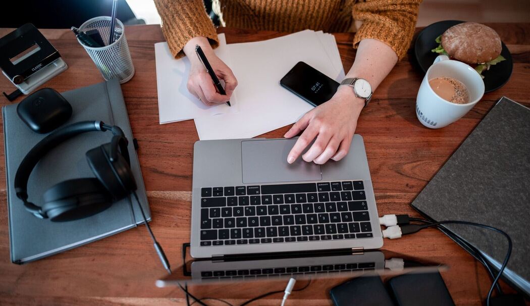 Frau arbeitet daheim an einem Laptop