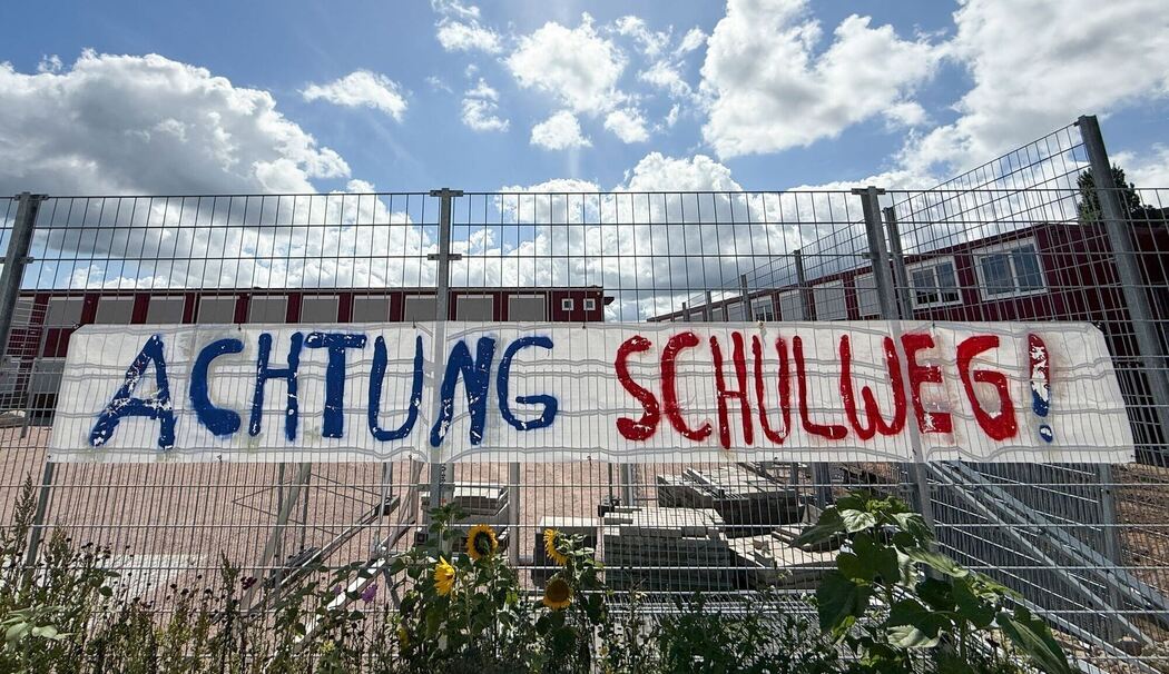 Transparent mit dem Text «Achtung - Schulweg!»