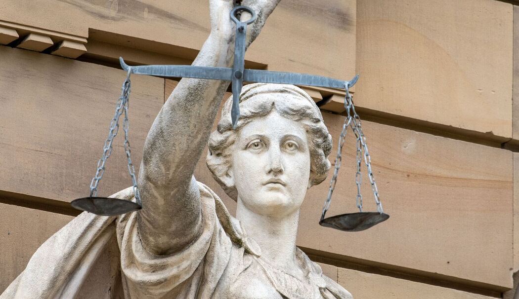 Eine Justitia-Statue