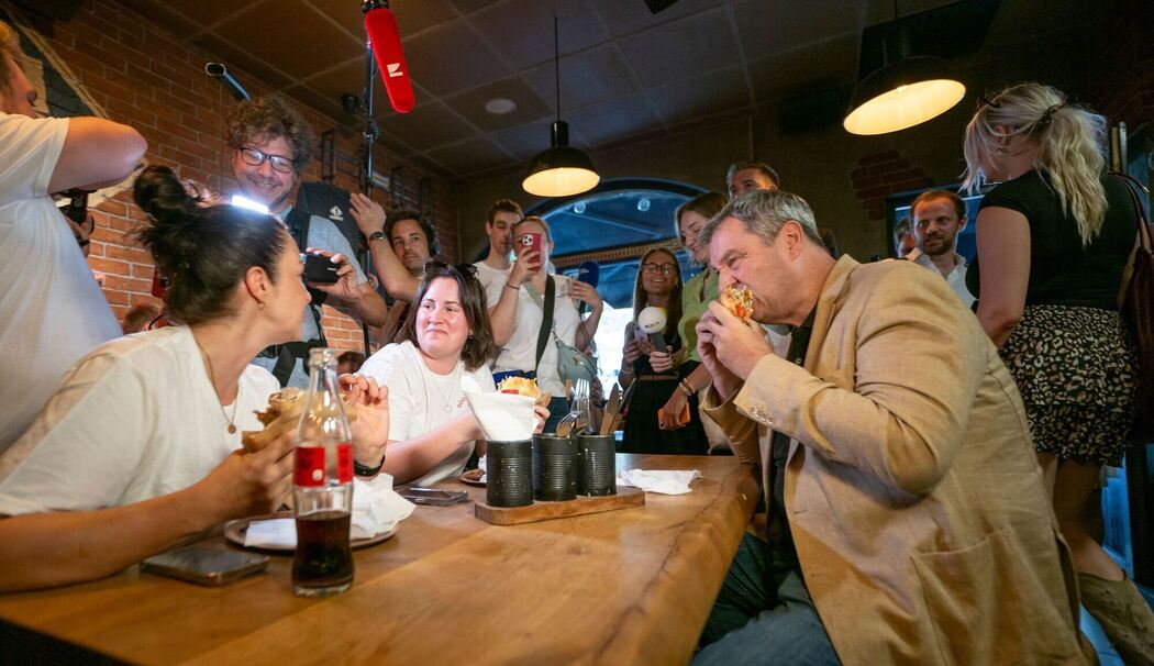 Markus Söder isst Döner