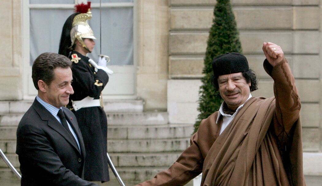 Nicolas Sarkozy und Muammar Gaddafi